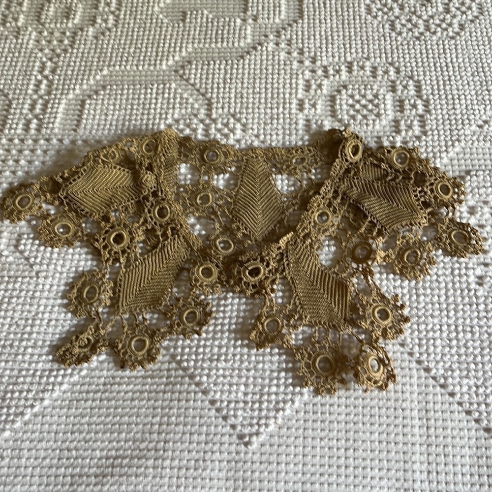 Vintage hand crocheted women’s removable collar.
